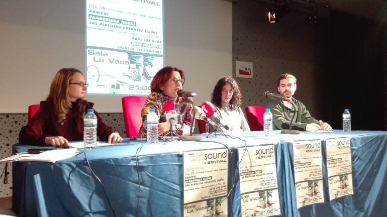 Profesores y alumnos organizadores del festival