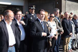 El alcalde de Vigo y Presidente de la FEMP, Abel Caballero, lee un comunicado tras la protesta silenciosa celebrada en Vigo contra los atentados del pasado viernes 13 de noviembre en París.