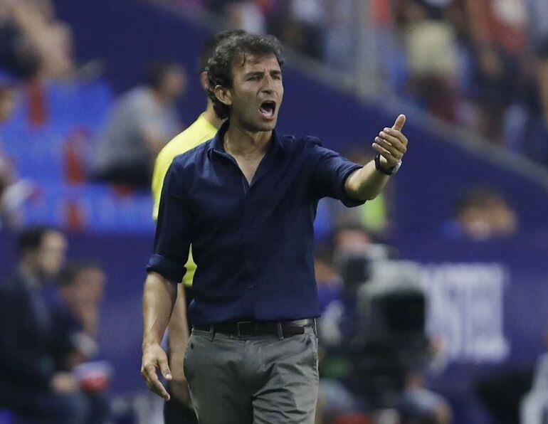 Luis Milla dirigiendo al Real Zaragoza en la derrota de Valencia