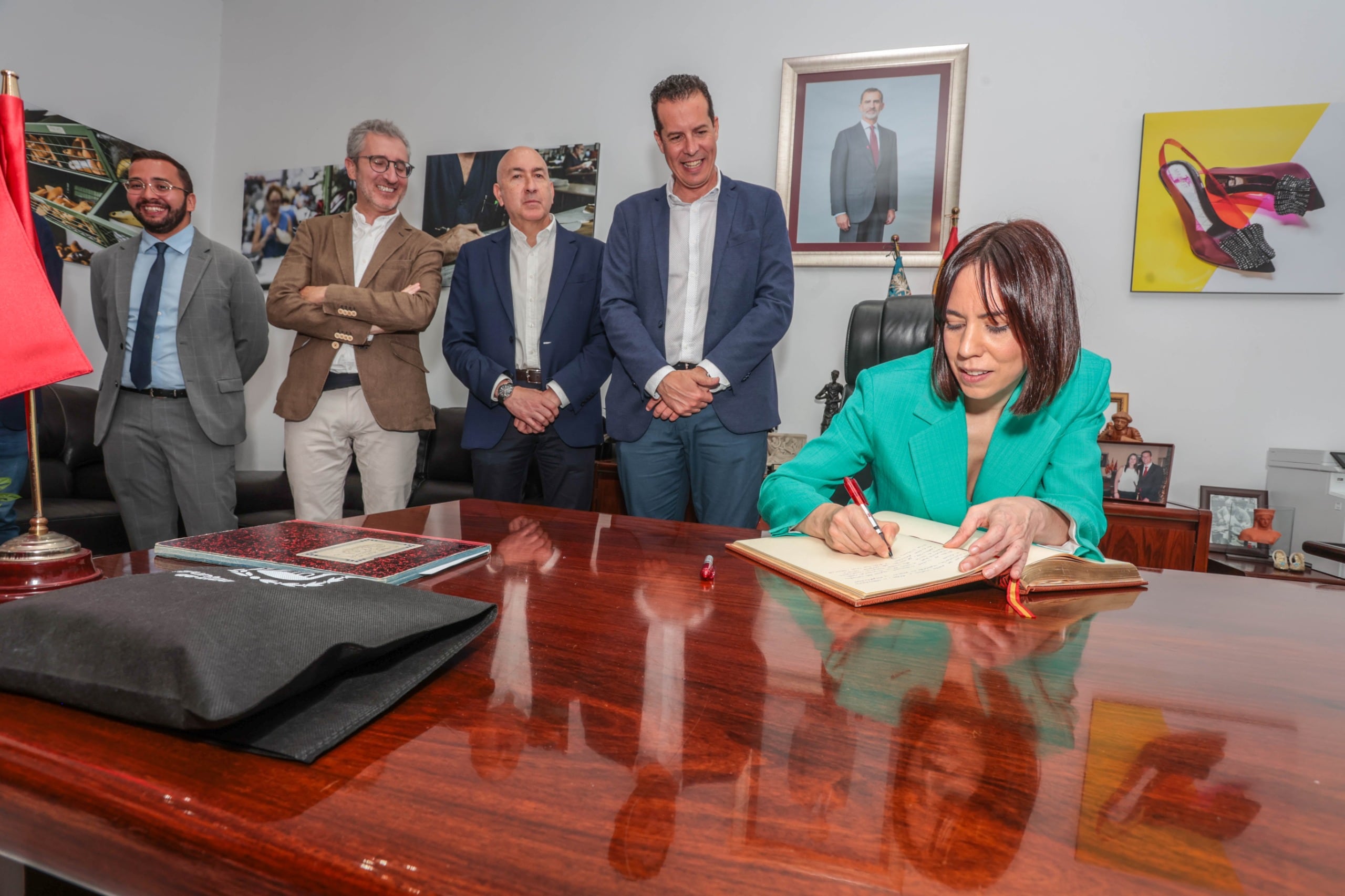 Morant ha firmado en el Libro de Honor del Ayuntamiento de Elda