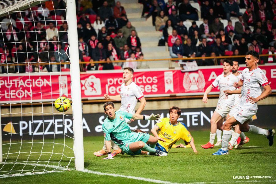 Mika Mármol marcó el primero en una falta.