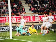 Mika Mármol marcó el primero en una falta.