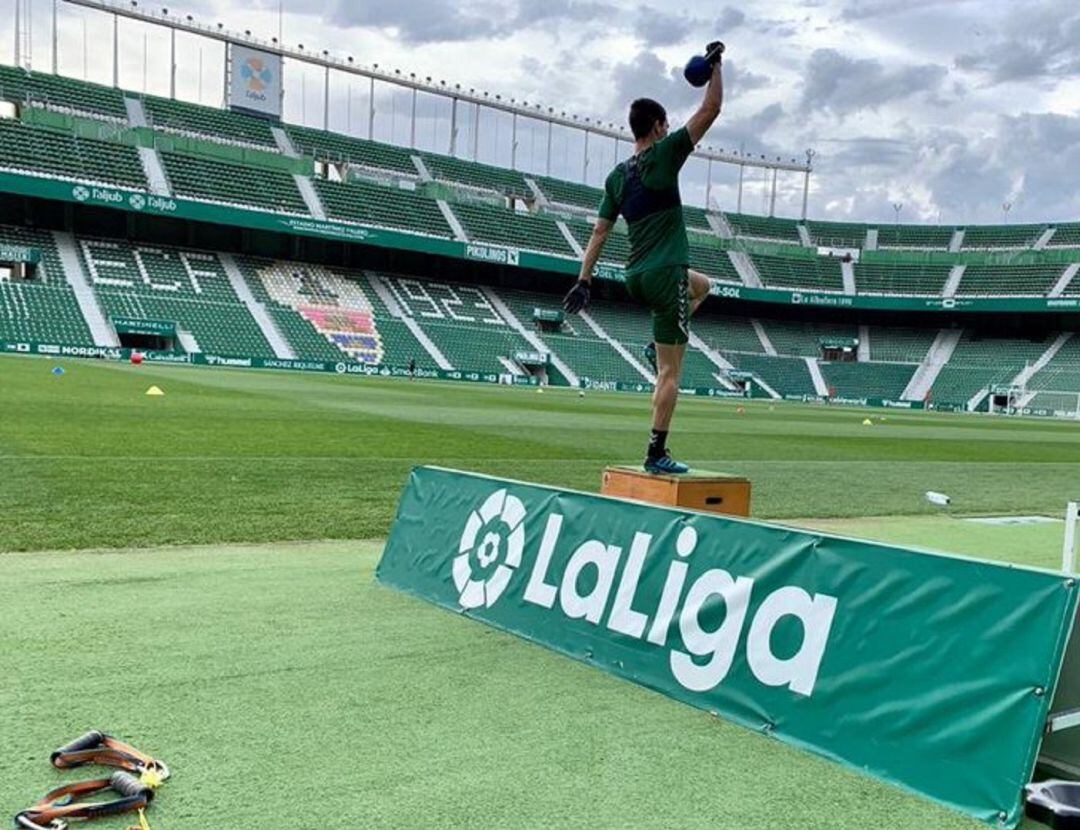 Un jugador del Elche en una sesión individual en el Martínez Valero