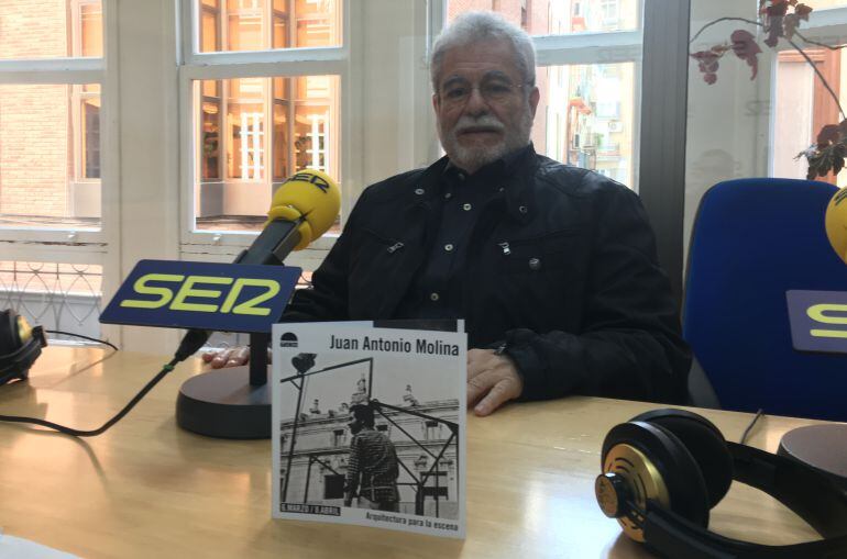 Juan Antonio Molina en los estudios de Radio Murcia.