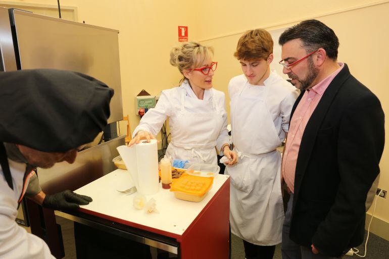 Silvia y Gabriel, en el momento de elaborar su tapa ganadora