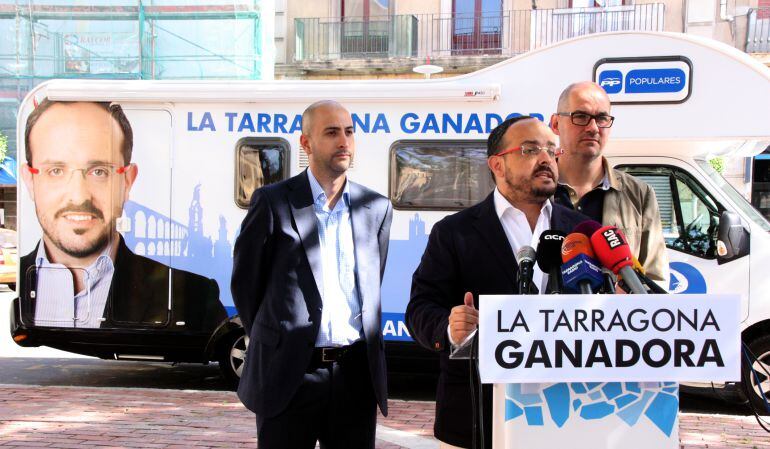 El candidat del PP, alejandro Fernández, acompanyat per membres de la llista.
