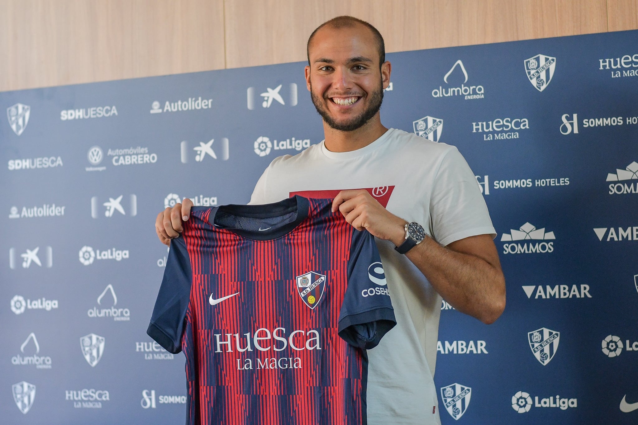 Jérémy Blasco posa ya con la elástica de la SD Huesca