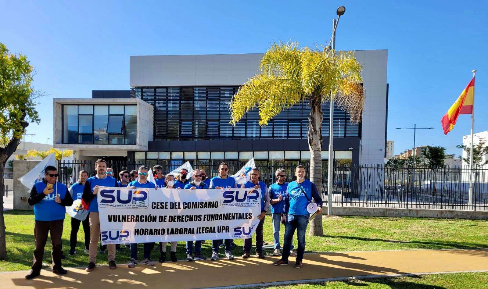 Protestas del SUP este jueves a las puertas de la Comisaría de la Policía Nacional en Jerez