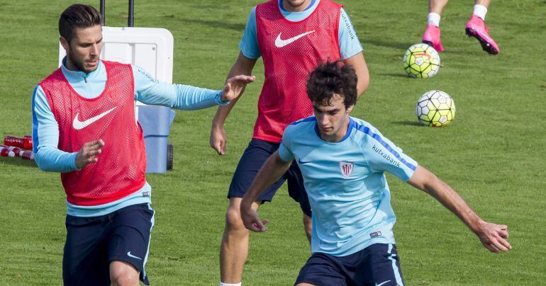 GRA109. LEZAMA, 25/09/2015.- El jugador del Athletic de Bilbao, Iñigo Lekue (d) que ha renovado hoy con el club hasta el 2018, disputa un balón con Kike Sola (i) durante el entrenamiento esta mañana en Lezama previo al derbi que disputará el próximo domingo contra la Real Sociedad en Anoeta. EFE/IÑAKI ANDRÉS