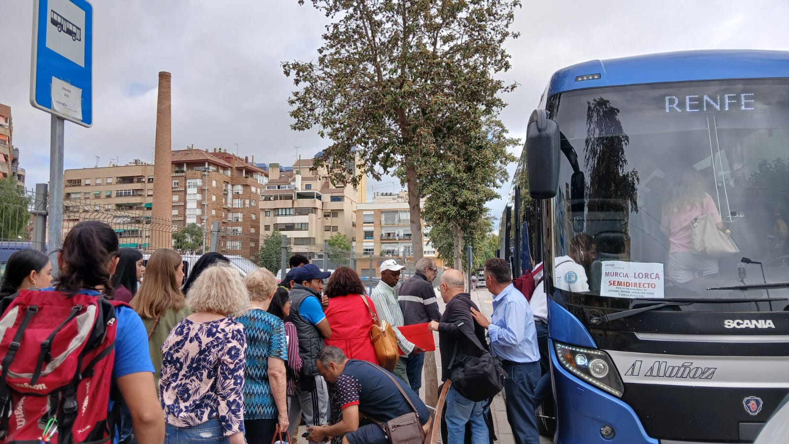 Pasajeros del trayecto por carretera de Renfe en la estación de Lorca Sutullena