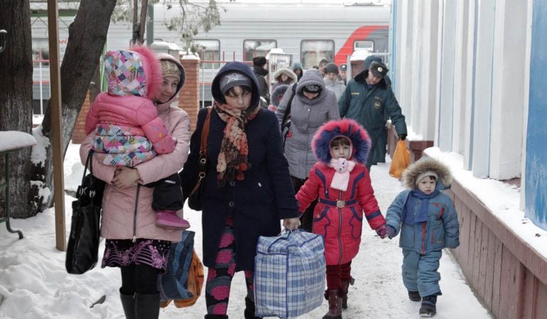 Refugiados del este de Ucrania llegan a una estación de tren de la ciudad sureña de Stavropol