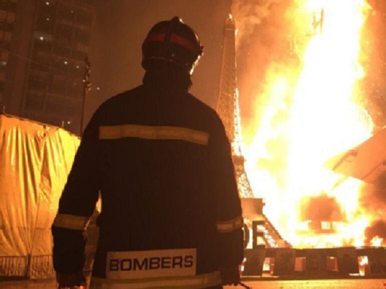 Un bombero de Valencia controlando la cremà de una falla