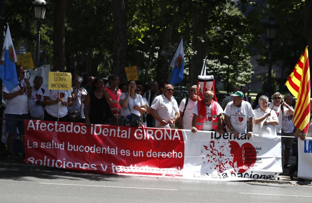 Afectados por iDental en Girona se manifiestan. 