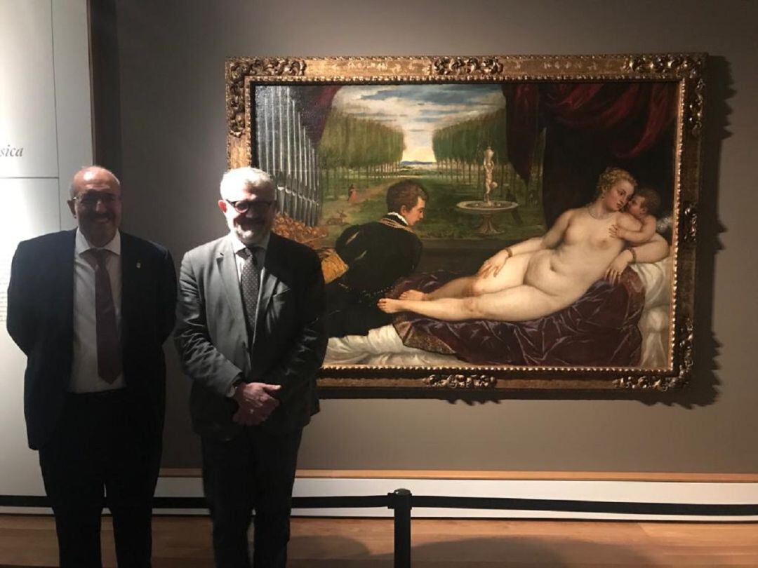 El presidente de la DPT, Manolo Rando, y el director del Museo del Prado, Miguel Falomir, con la obra de Tiziano en el Museo de Teruel 