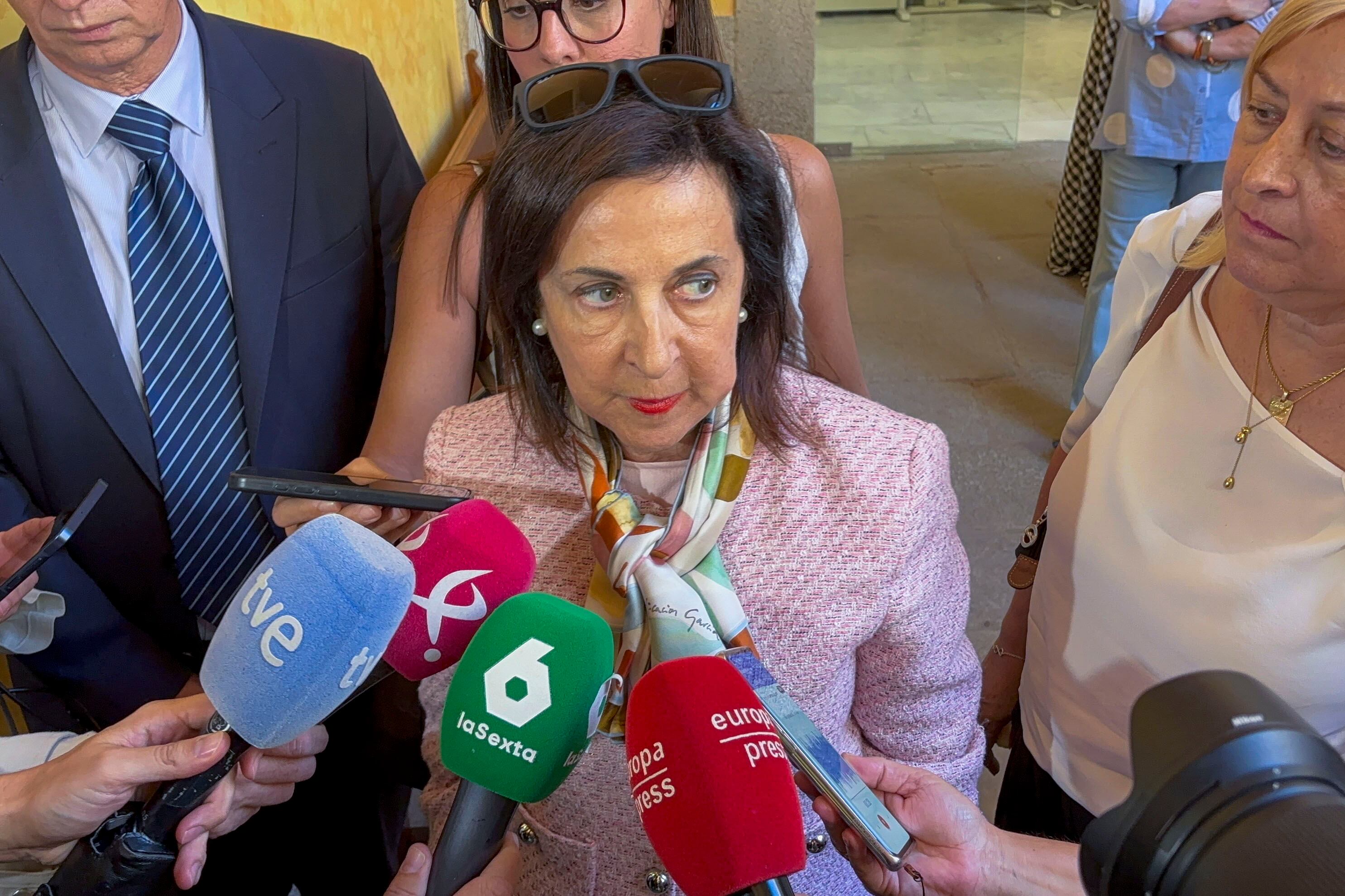 La ministra de Defensa, Margarita Robles, durante las declaraciones realizadas a la prensa en las que ha reclamado la puesta en libertad "inmediata" de los integrantes de la Flotilla Global Sumud.