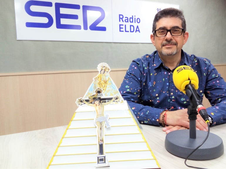 Óscar Román, responsable del a comisión de la restauración, en Radio Elda, junto a una hucha de la campaña ¡Arriba con el trono!