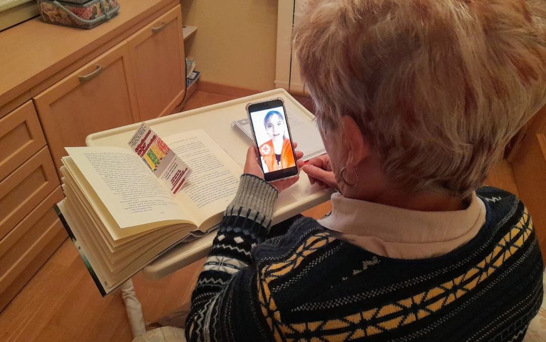 El taller de lectura de Cruz Roja Cuenca y la asociación Luzán se ha adaptado al teléfono móvil. 