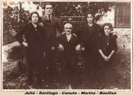 Canuto, sentado en el centro, junto a cuatro de sus hijos