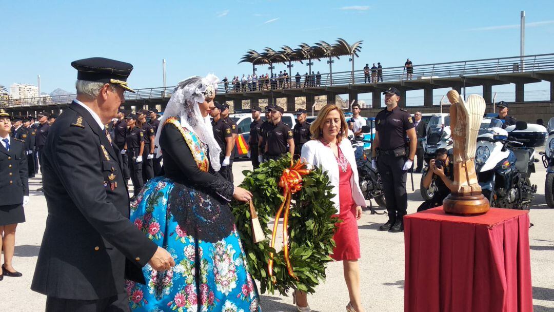 Araceli Poblador en el acto por el día la Policía Nacional, junto a la Bellea del Foc y el comisiario jefe.