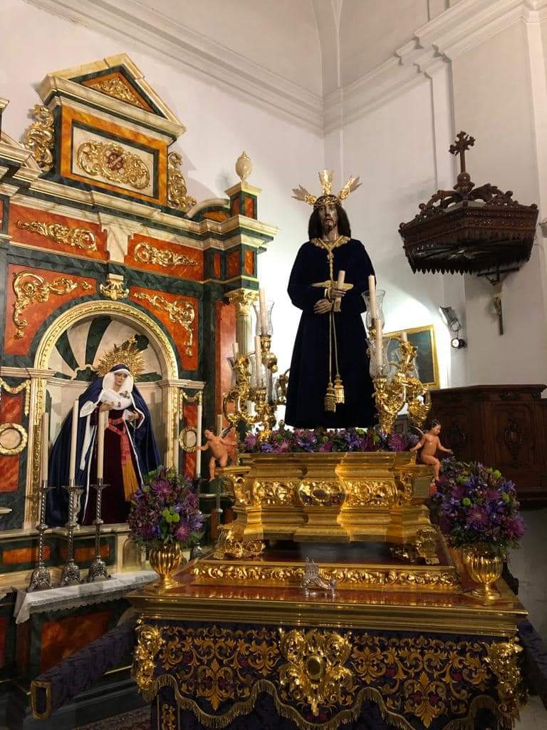 El Señor de la Sentencia sobre las andas cedidas para el vía crucis.