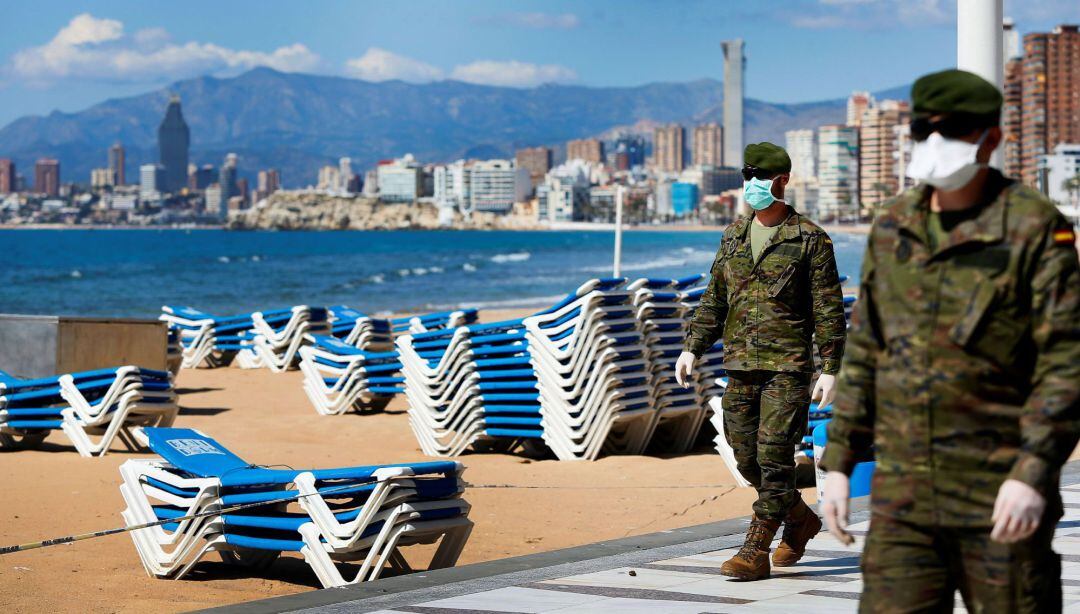 Miembros del MOE (Mando de Operaciones Especiales), patrullando el pasado domingo por Benidorm para reforzar las acciones policiales durante la cuarentena