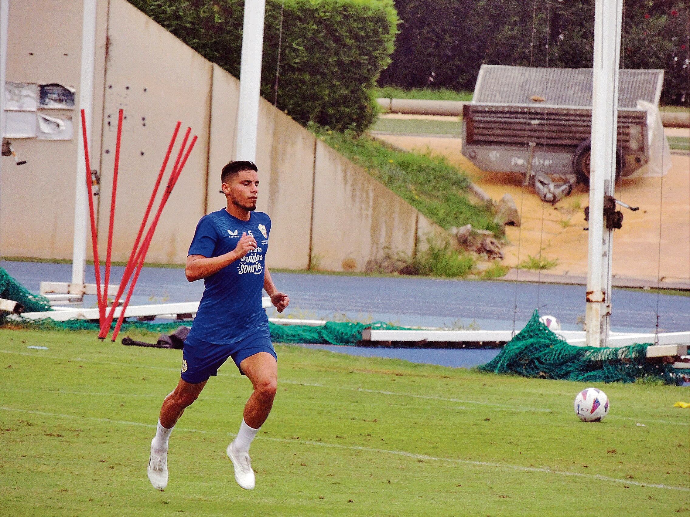 Robertone está listo para volver al once del Almería.