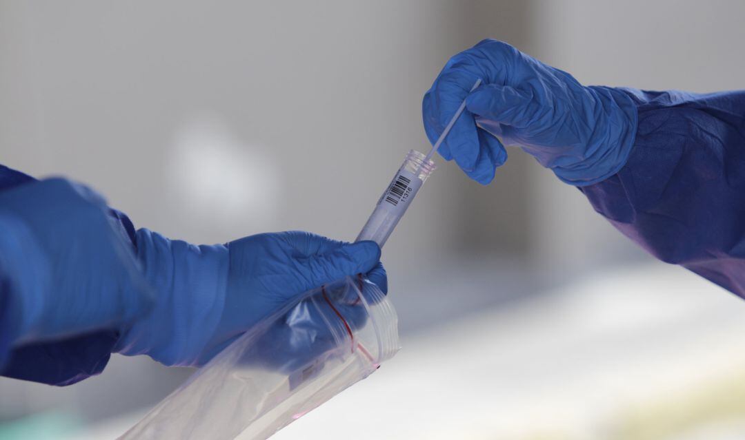 Dos sanitarios recogen una muestra de un test de coronavirus.