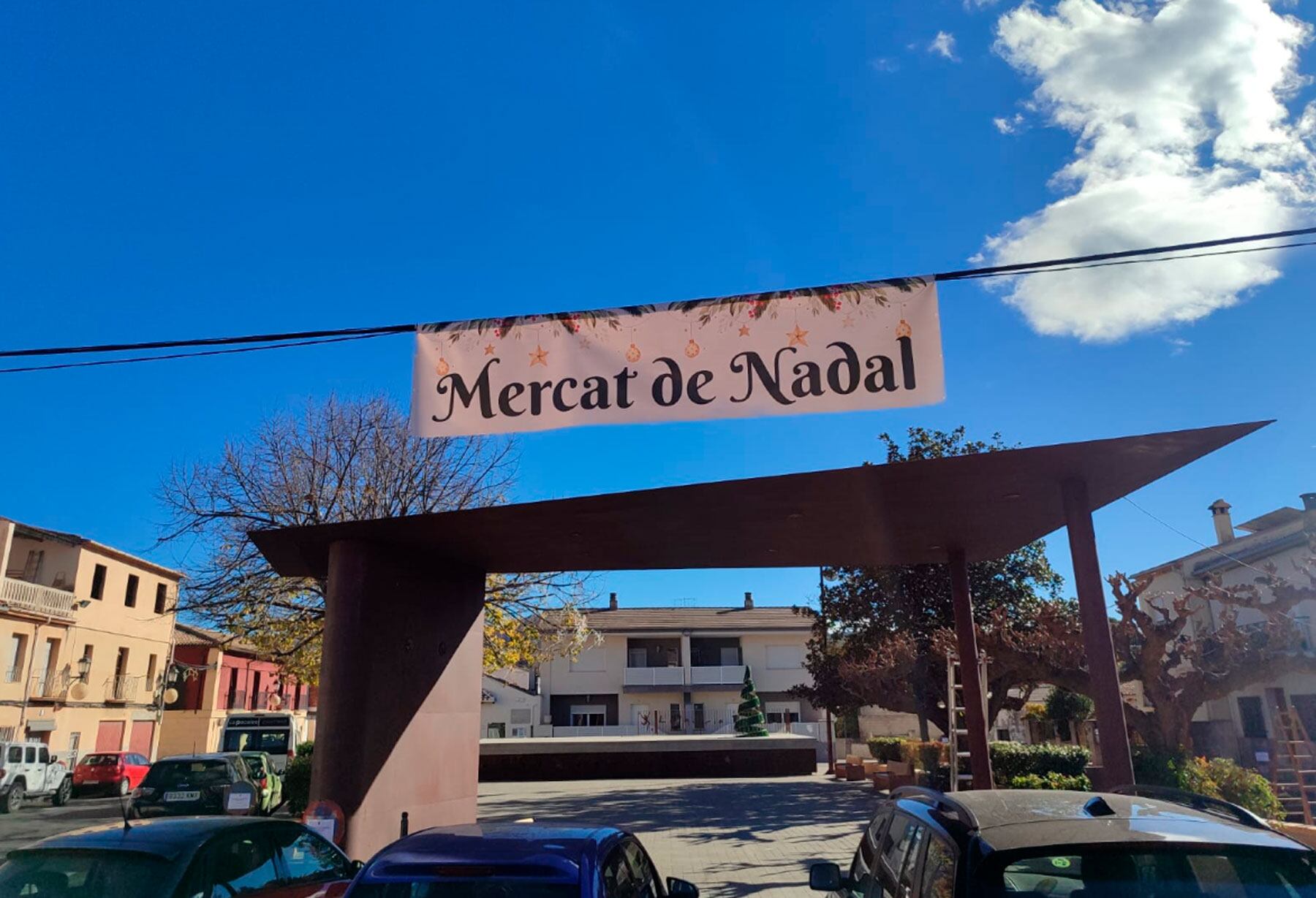 Prepartius de cara a la celebració del Mercat de Nadal en la Plaça del País Valencià