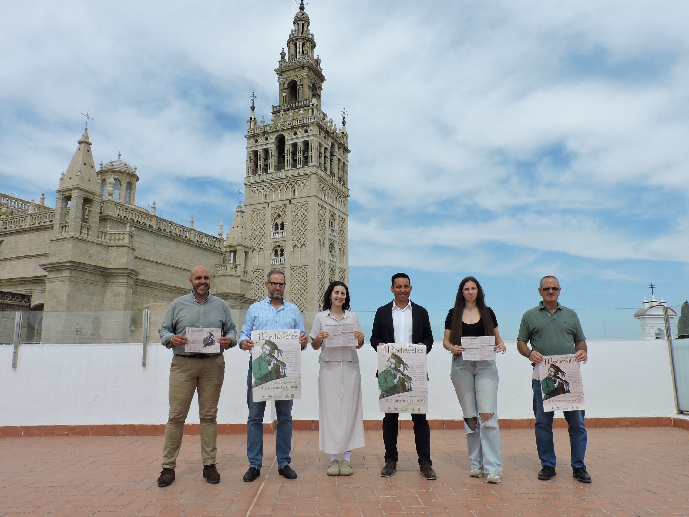 Foto de familia tras la presentación de las VI Jornadas Medievales del Castillo de las Guardas