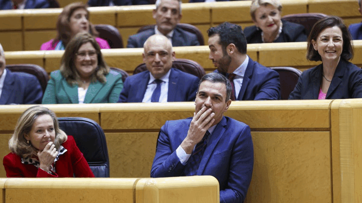 Cara a cara en el Senado entre el presidente del Gobierno, Pedro Sánchez, y el líder del PP, Alberto Núñez Feijóo.