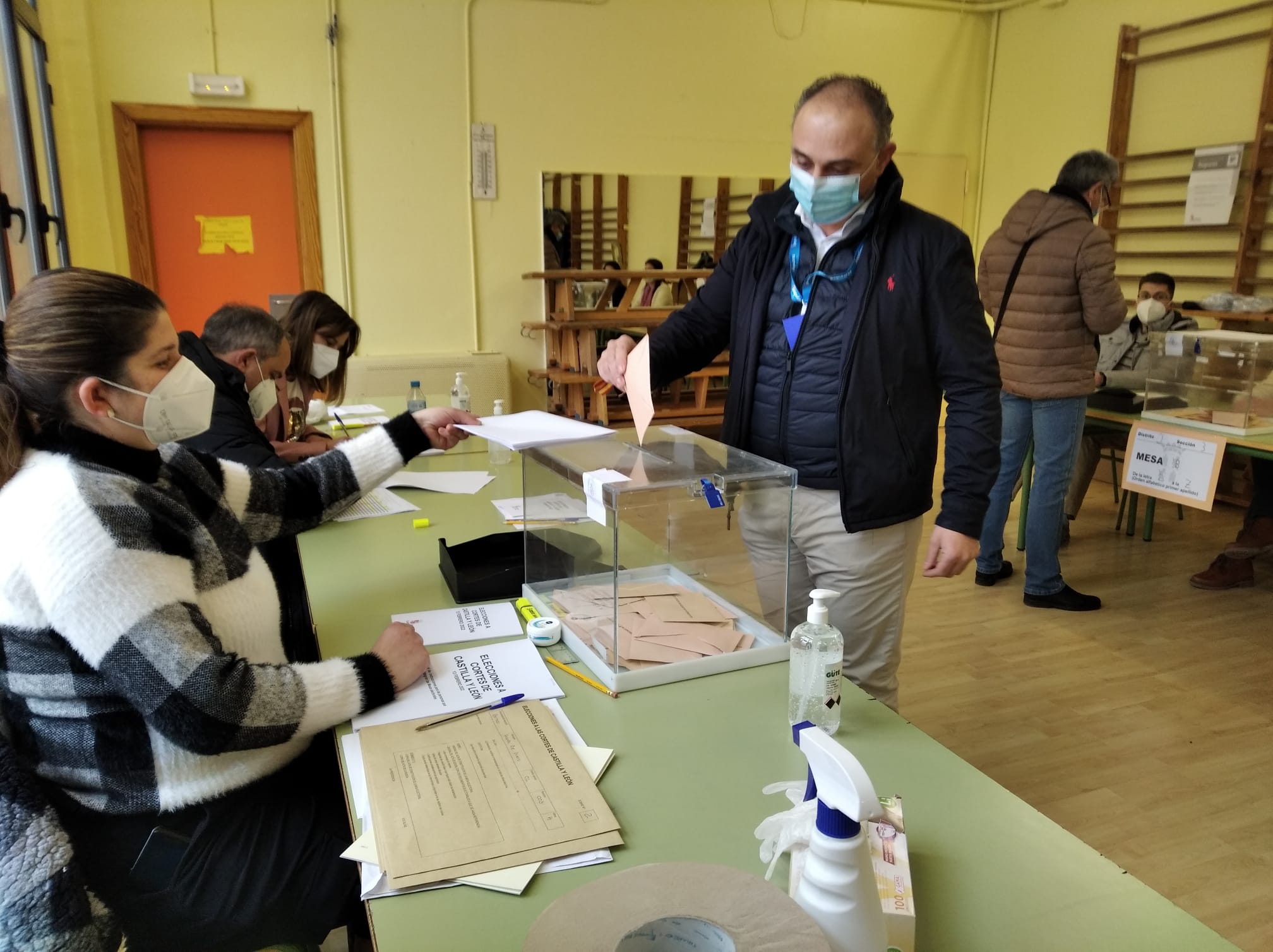 Emilio Berzosa votaba este domingo en el colegio Castilla