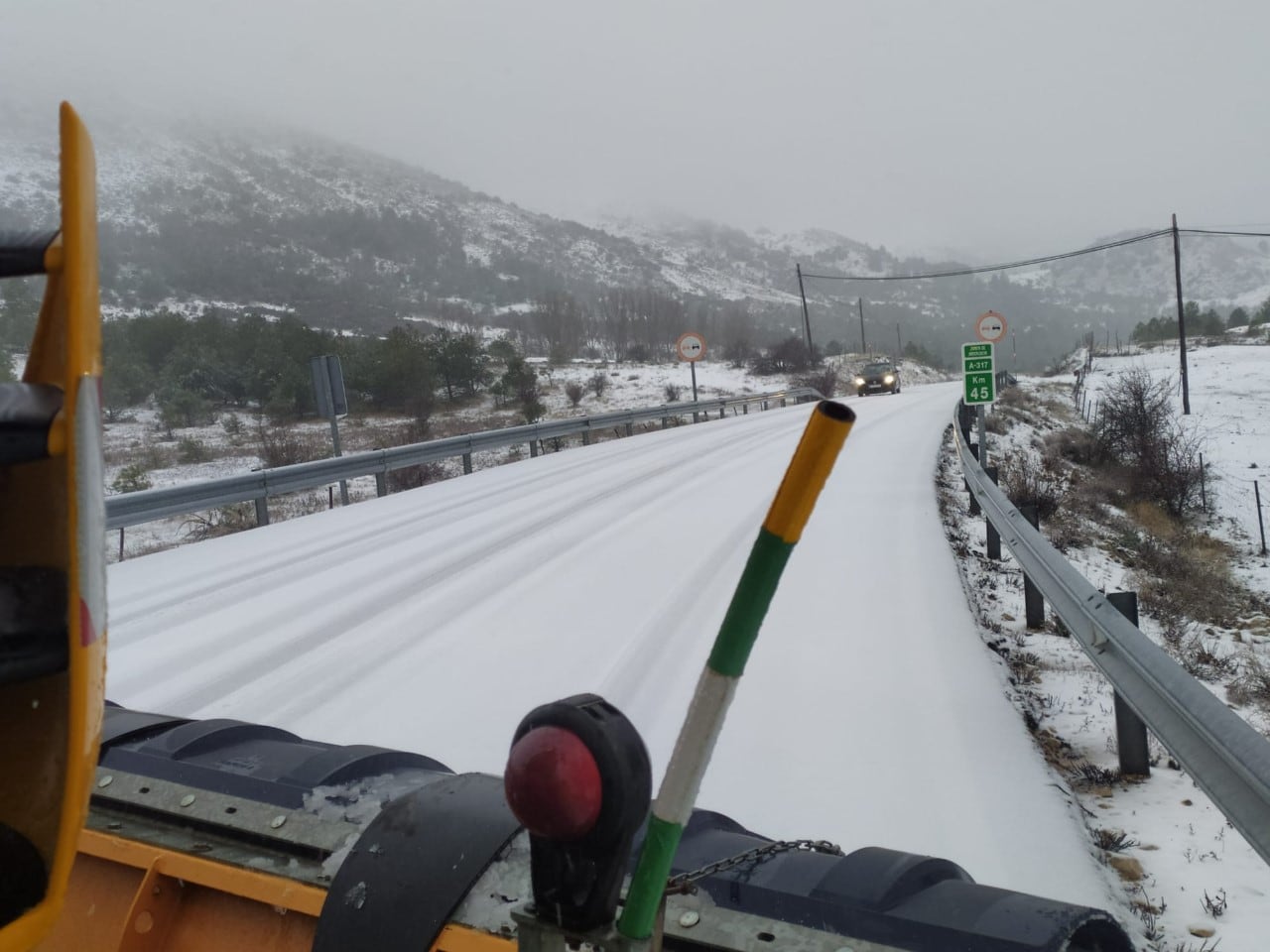 Una máquina quitanieves en la carretera durante el último temporal que afectó a la provincia de Jaén.