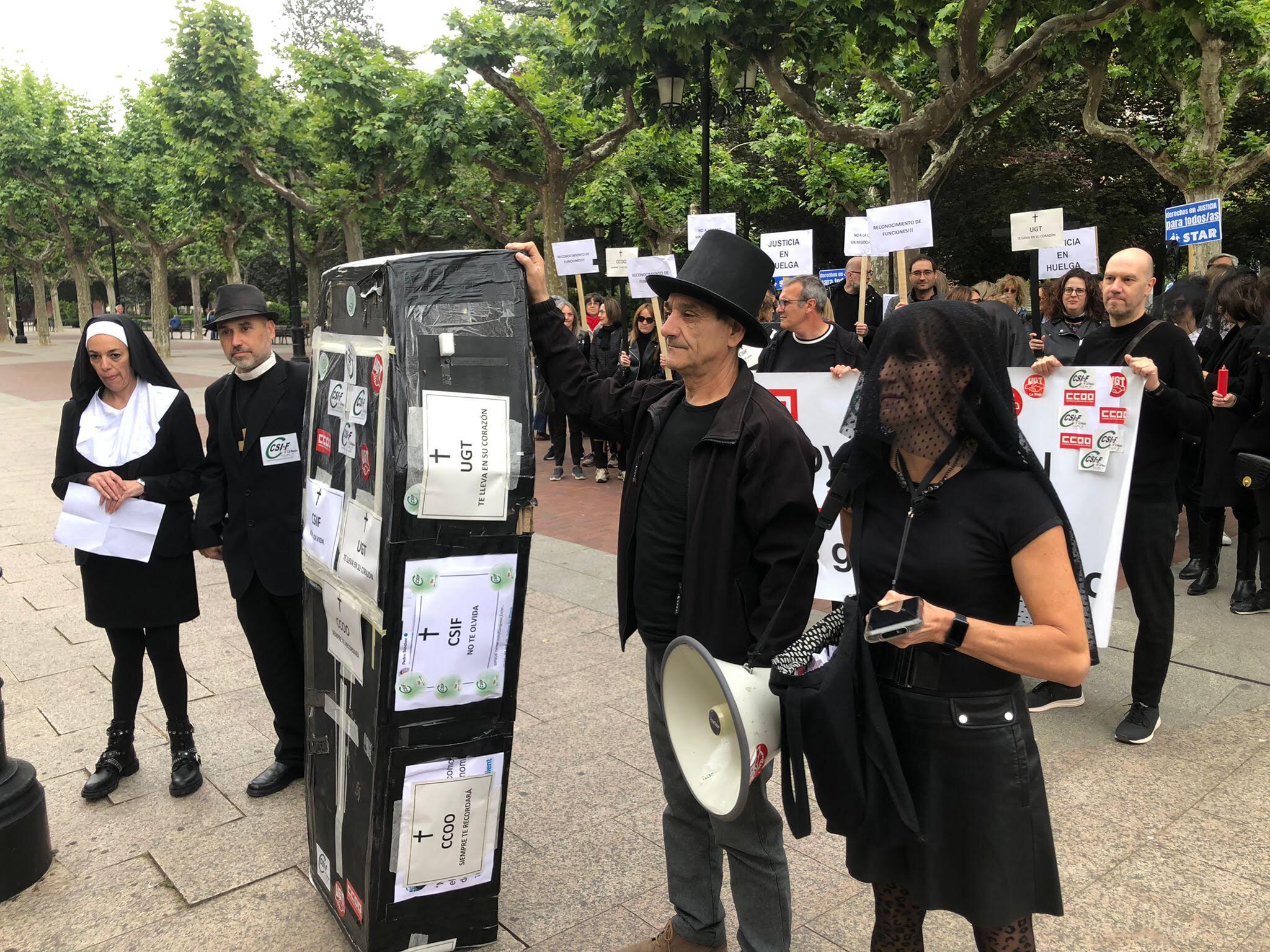 Funcionarios de justicia en la primera jornada de huelga indefinida protagonizan una performance para "enterrar a la justicia"