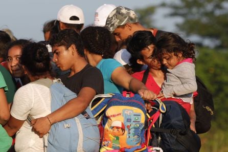 Migrantes hondureños inician otro día de travesía hacia Estados Unidos