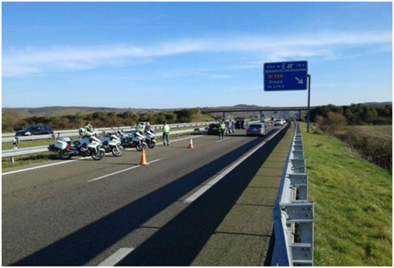 Imagen de archivo de un control de la guardia civil de tráfico.