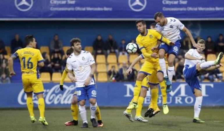 Jugada en el partido entre el Alcorcón y el Tenerife