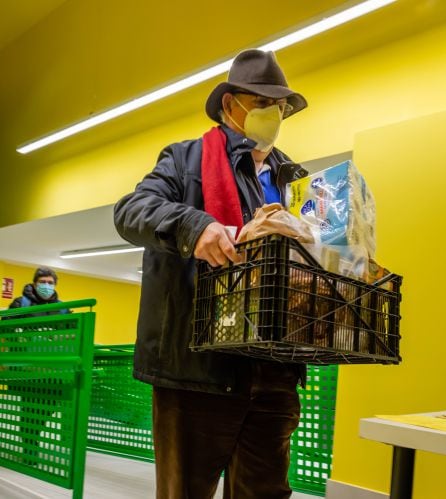 Cooperativista del supermercado haciendo la compra