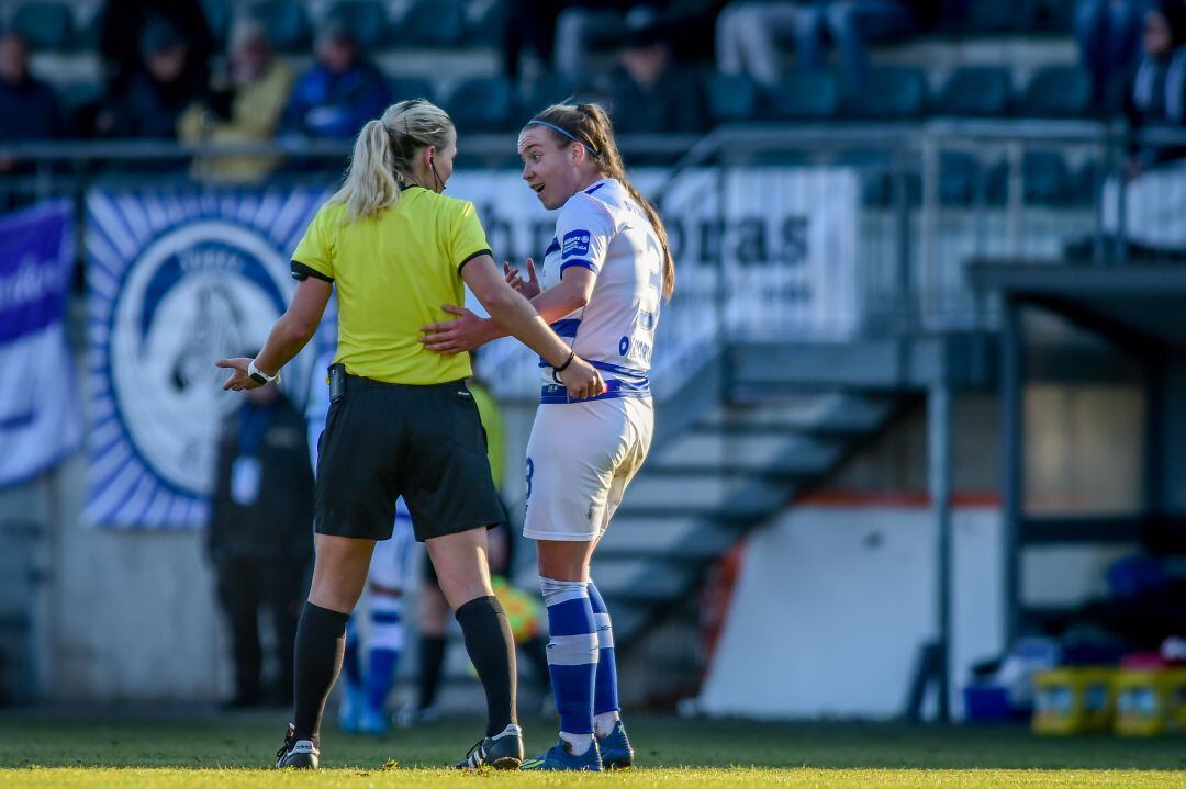 Una jugadora del Duisburgo protesta a una colegiada.