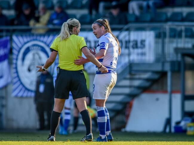 Una jugadora del Duisburgo protesta a una colegiada.