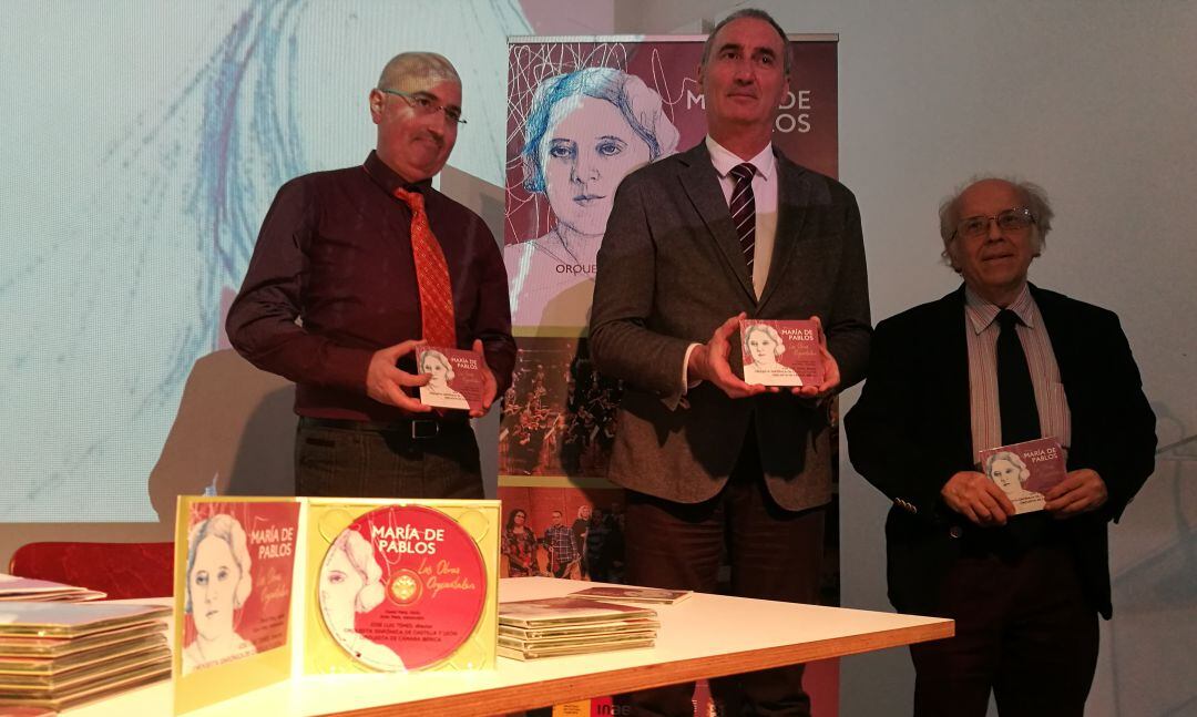 De izda a dcha Miguel Fernández, José Mazarías delegado de la Junta y José Luis Temes durante la presentación del disco &quot;Las obras orquestales&quot; de la compositora María de Pablos