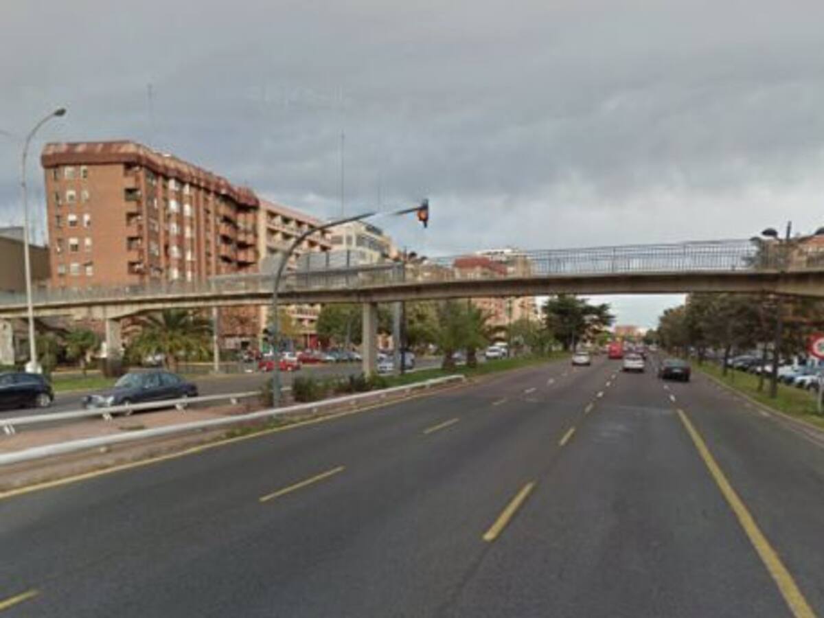 Prefieren cruzar la Av. del Cid antes que usar la pasarela