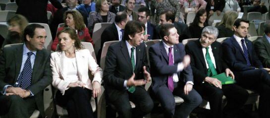 A la izquierda de la imagen, el expresidente José Bono hablando con la consejera de Bienestar Social, Aurelia Sánchez. En el centro de la imagen el presidente de la Junta, Emiliano García-Page. A la derecha, el alcalde de Albacete, Javier Cuenca