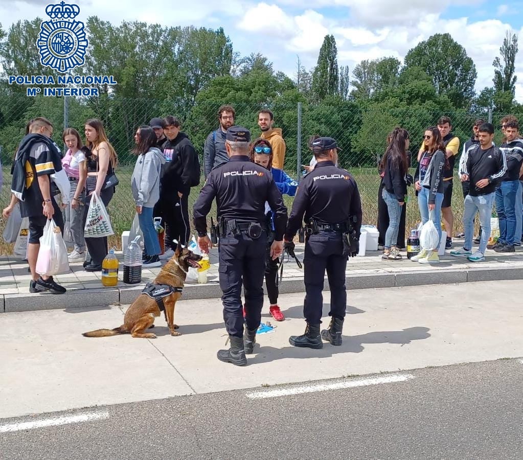 Unidad canina de la Policía Nacional en la ITA