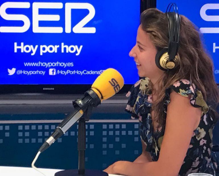 Irene Escolar en los estudios de la Cadena SER.