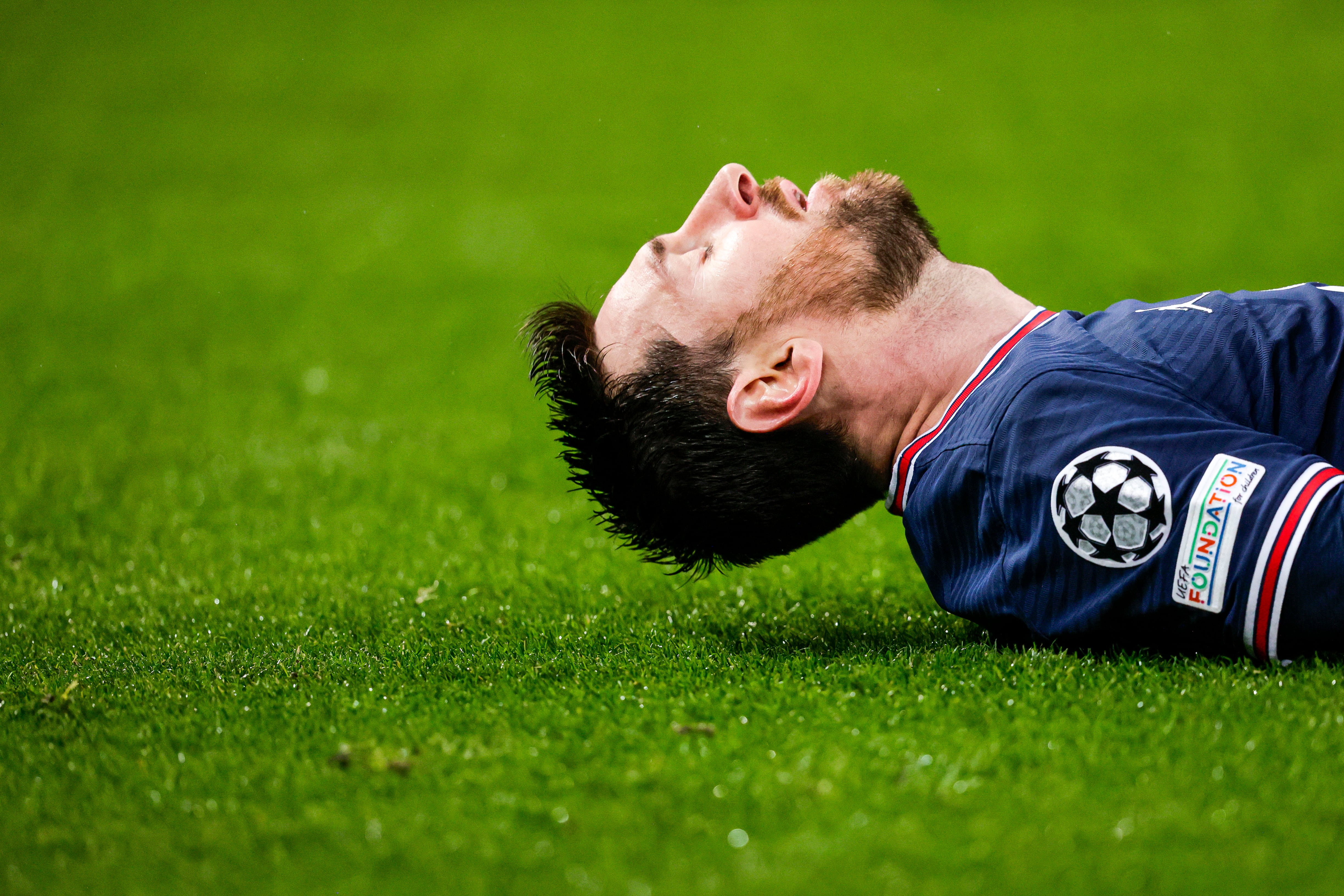 Leo Messi tumbado en el césped durante el partido entre el PSG y el Real Madrid de Champions League (Photo by David S. Bustamante/Soccrates/Getty Images)