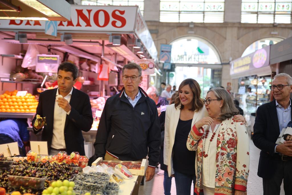 Carlos Mazón, Alberto Núñez Feijóo y María José Catalá, en el Mercado Central de València