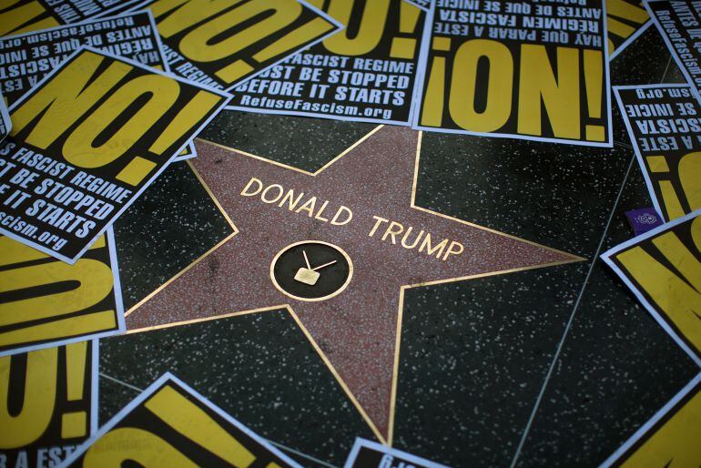 La estrella del Paseo de la Fama de Donald Trump rodeada de panfletos durante una manifestación contra su política de migración. 