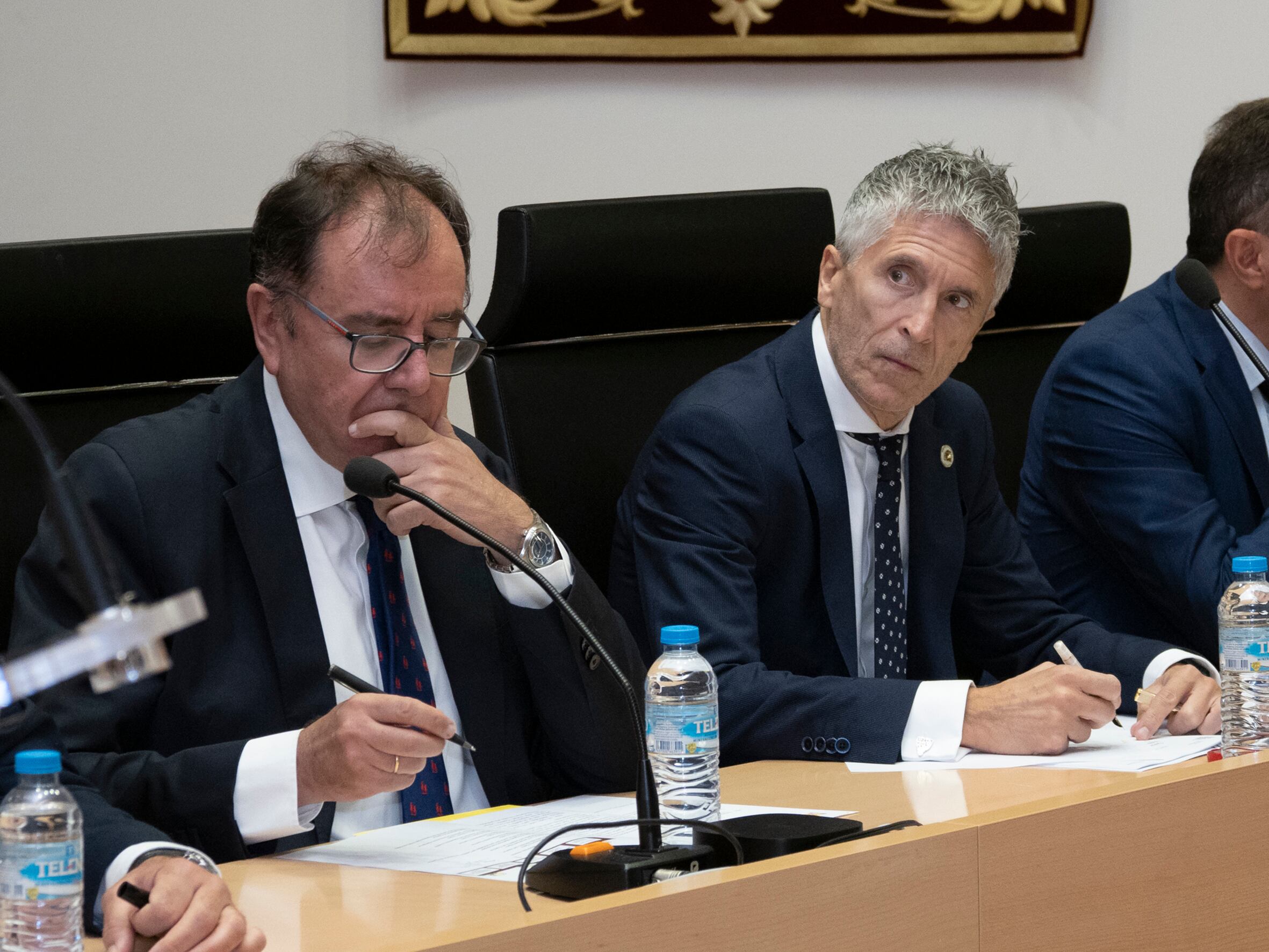 CUENCA, 19/06/2023.- El ministro del Interior, Fernando Grande-Marlaska (d) y el secretario general de Instituciones Penitenciarias, Ángel Luis Ortiz durante la inauguración del curso selectivo de formación de los nuevos funcionarios del Cuerpo Especial y Cuerpo Superior de Técnicos de Instituciones Penitenciarias, este lunes en el Paraninfo del Campus de la Universidad de Castilla-La Mancha, en Cuenca. EFE/ José Del Olmo