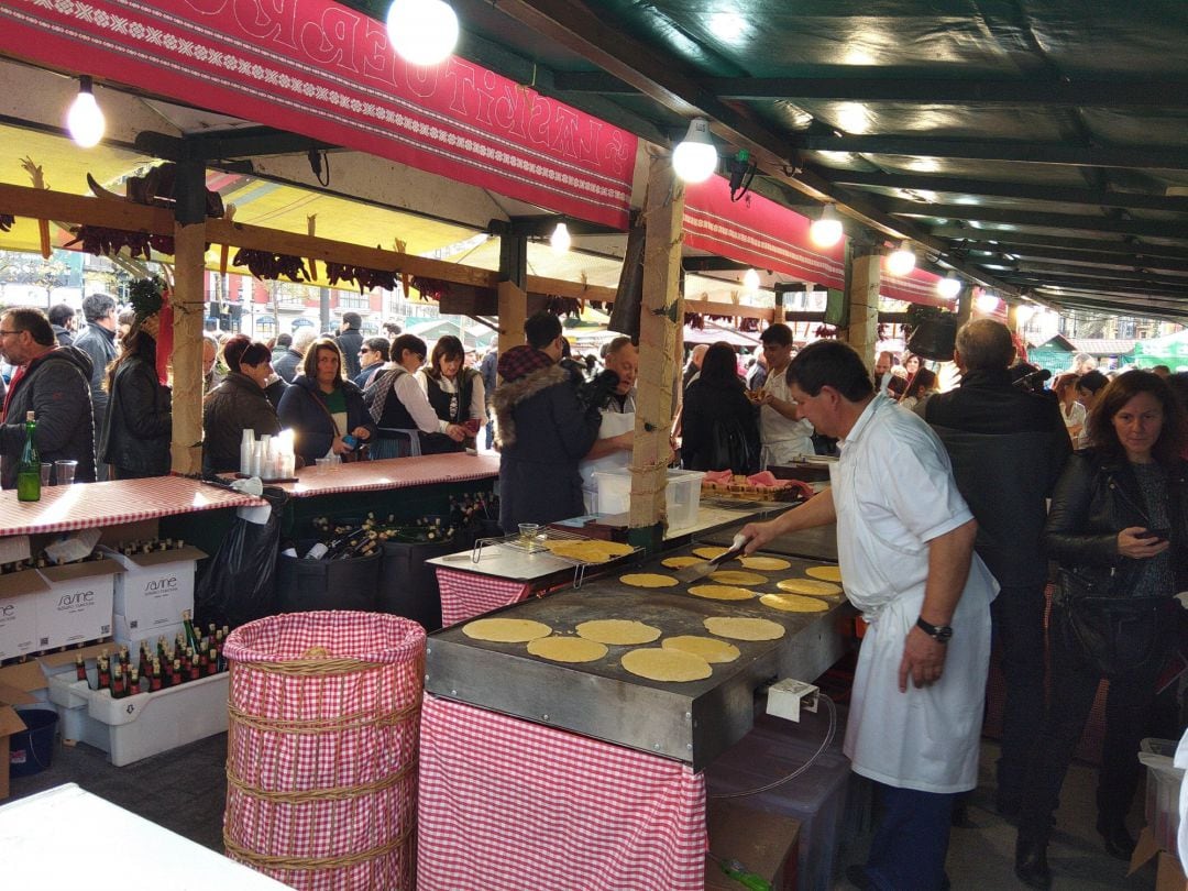 Todos los puestos de la Feria de Santo Tomás en Bilbao pasan la inspección alimentaria y sanitaria sin incidencias