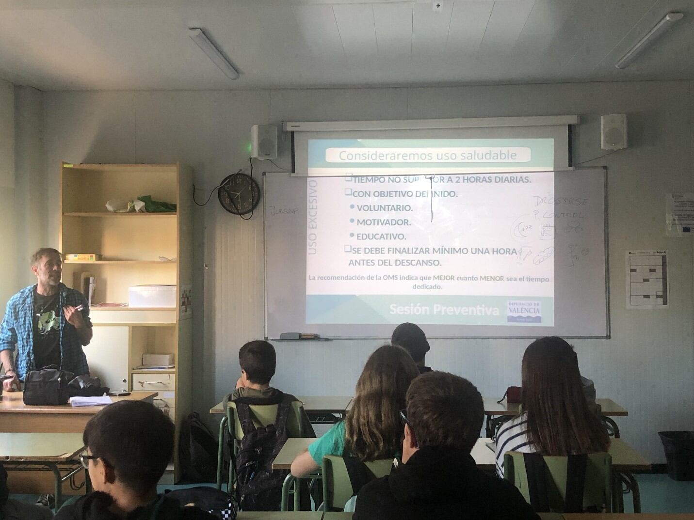 Alumnado de 1.º de ESO de la IES Francesc Gil en el taller de prevención de los malos usos y/o abusos de los videojuegos